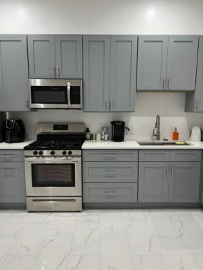 Adorable 2 bedroom apartment with free street parking, Chicago